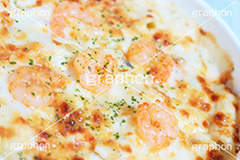 海老グラタン,グラタン,ぐらたん,エビ,えび,海老,郷土料理,あったか,ほくほく,ホクホク,おこげ,ベシャメルソース,チーズ,マカロニ,こんがり,焦げ目,焼く,クリームソース,オーブン,アツアツ,あつあつ,熱々,洋食,湯気,コンビニ