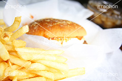ハンバーガーとポテト,ハンバーガー,バーガー,ファーストフード,ファストフード,チーズ,サンド,コーラ,フライドポテト,ポテトフライ,パテ,洋食,ジャンク,ジャンキー,ビーフ,牛肉,チェーン店,パン,ジャンクフード,beef,hamburger,potato