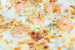 海老グラタン,グラタン,ぐらたん,エビ,えび,海老,郷土料理,あったか,ほくほく,ホクホク,おこげ,ベシャメルソース,チーズ,マカロニ,こんがり,焦げ目,焼く,クリームソース,オーブン,アツアツ,あつあつ,熱々,洋食,湯気,コンビニ