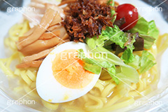 冷やし塩ラーメン,冷やし,涼,冷たい,ラーメン,らーめん,麺,麺類,中華麺,麺料理,国民食,日本拉麺,しょうゆ,醤油,中華そば,コンビニ,レタス,ミニトマト,プチトマト,ゆで卵,ゆでたまご,Ramen,Chinese noodles