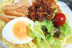 冷やし塩ラーメン,冷やし,涼,冷たい,ラーメン,らーめん,麺,麺類,中華麺,麺料理,国民食,日本拉麺,しょうゆ,醤油,中華そば,コンビニ,レタス,ミニトマト,プチトマト,ゆで卵,ゆでたまご,Ramen,Chinese noodles