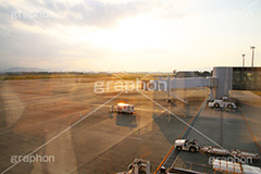 徳島阿波おどり空港,徳島,阿波踊り,阿波おどり,四国,空港,航空,航空路,飛行機,旅客機,到着,出発,発着,エアライン,航空会社,ターミナル,国内線,路線,ビルディング,建物,建造,ビジネス,事業,企業,業務,チェックイン,チェック,チェックする,カウンタ,カウンター,銅像,像,旅行,旅,travel