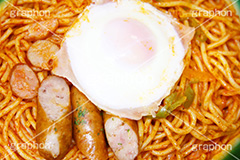 ナポリタン,パスタ,ケチャップ,ソーセージ,ウィンナー,きのこ,ベーコン,キノコ,玉ねぎ,タマネギ,たまねぎ,コンビニ,洋食,麺料理,麺類,湯気,たまご,玉子,目玉焼き,ハムエッグ