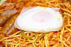 ナポリタン,パスタ,ケチャップ,ソーセージ,ウィンナー,きのこ,ベーコン,キノコ,玉ねぎ,タマネギ,たまねぎ,コンビニ,洋食,麺料理,麺類,湯気,たまご,玉子,目玉焼き,ハムエッグ