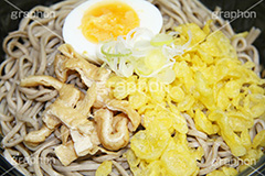 冷やしきつねそば,きつね,キツネ,ソバ,蕎麦,そば,だし,出汁,ダシ,蕎麦粉,日本料理,日本食,和食,つゆ,蕎麦汁,茹,冷やし,夏,揚げ,油揚げ,あっさり,ほうれんそう,ホウレンソウ,ほうれん草,錦糸卵,わかめ,ワカメ,麺料理,麺類,japan