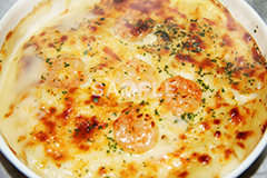 海老グラタン,グラタン,ぐらたん,エビ,えび,海老,郷土料理,コンビニ,湯気,ゆげ,あったか,ほくほく,ホクホク,おこげ,ベシャメルソース,チーズ,マカロニ,こんがり,焦げ目,焼く,クリームソース,オーブン,アツアツ,あつあつ,熱々,洋食,湯気