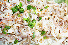 もつのネギぽん酢和え,もつ,モツ,ネギ,タマネギ,玉ねぎ,玉葱,ポン酢,和え,辛子,つまみ,おつまみ,酒,居酒屋,コンビニ,和食,日本食,肉,japan