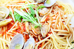 トマトソースボンゴレ,トマトソース,ボンゴレ,ボンゴレビアンコ,ソース,パスタ,オイル,油,水菜,アサリ,あさり,貝,コンビニ,洋食,麺料理,麺類,pasta