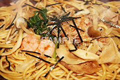 海老とキノコの和風パスタ,パスタ,えび,エビ,海老,きのこ,キノコ,醤油,しょうゆ,和風,洋食,麺料理,麺類,刻みのり,湯気,コンビニ,pasta