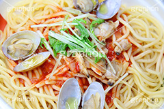 トマトソースボンゴレ,トマトソース,ボンゴレ,ボンゴレビアンコ,ソース,パスタ,オイル,油,水菜,アサリ,あさり,貝,コンビニ,洋食,麺料理,麺類,pasta