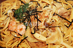 海老とキノコの和風パスタ,パスタ,えび,エビ,海老,きのこ,キノコ,醤油,しょうゆ,和風,洋食,麺料理,麺類,刻みのり,湯気,コンビニ,pasta