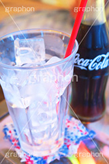 グラスに氷,コーラ,cola,ソフトドリンク,飲み,飲み物,飲料,冷,ジュース,ドリンク,炭酸,氷,アイス,ice,soda,cider,爽快,cafe,restaurant,カフェ,レストラン,喫茶店,清涼