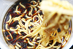 ブラックラーメン,黒,こしょう,コショウ,胡椒,ピリ辛,辛,ラーメン,らーめん,麺,麺類,中華麺,麺料理,国民食,日本拉麺,しょうゆ,醤油,中華そば,カップ麵,即席,カップ,インスタント,割りばし,割り箸,Ramen,Chinese noodles