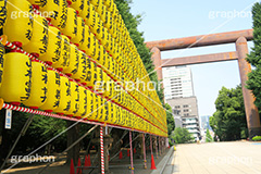 靖国神社みたままつり,みたままつり,まつり,祭り,夏祭り,灯ろう,灯篭,灯籠,ちょうちん,提灯,靖国神社,神社,靖国,東京招魂社,参拝,お参り,日本,政治,政府,問題,国際問題,国際,総理大臣,大臣,九段下,九段北,九段坂,坂上,鳥居,大鳥居,shrine,japan,千代田区