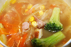 コンソメスープ,こんそめ,コンソメ,スープ,soup,ブロッコリー,ベーコン,きゃべつ,キャベツ,あったか,ほかほか,ホカホカ,コーン,温か,冬,洋食