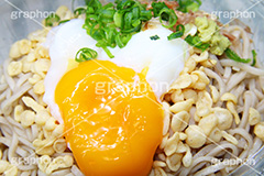 温玉冷やしたぬきそば,揚げ玉,冷やしそば,揚げ玉,あげだま,揚げ,そば,蕎麦,ソバ,だし,出汁,ダシ,小麦粉,日本料理,日本食,和食,つゆ,蕎麦汁,麺料理,麺類,コンビニ,冷やし,温玉,卵,玉子,たまご,ねぎ,夏,サマー,summer,japan