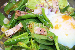 サラダ,さらだ,salad,ベーコン,ペッパー,胡椒,ホウレンソウ,ほうれん草,ほうれんそう,半熟,温玉,たまご,卵,タマゴ,玉子,とろとろ,とろける,ヘルシー,healthy,前菜