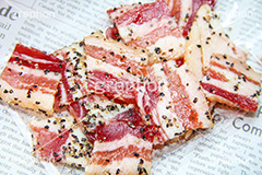 おつまみベーコン,おつまみ,つまみ,酒,呑み,ベーコン,燻製,乾,胡椒,コショウ,こしょう,ペッパー,ブラックペッパー,pepper,bacon