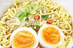 豚骨醤油ラーメン,ラーメン,らーめん,麺,麺類,太麺,中華麺,麺料理,国民食,日本拉麺,カップ麺,カップ,即席,カップラーメン,インスタント,たまご,玉子,ネギ,ねぎ,キャベツ,きゃべつ,唐辛子,Ramen,Chinese noodles