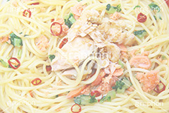 鮭のペペロンチーノ,鮭,サケ,シャケ,ペペロンチーノ,ペペロンチーニ,パスタ,鷹の爪,たかのつめ,高菜,ごま,ゴマ,ガーリック,にんにく,ニンニク,ベーコン,コンビニ,スパゲティ,和風,洋食,麺料理,麺類,pasta