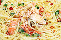 鮭のペペロンチーノ,鮭,サケ,シャケ,ペペロンチーノ,ペペロンチーニ,パスタ,鷹の爪,たかのつめ,高菜,ごま,ゴマ,ガーリック,にんにく,ニンニク,ベーコン,コンビニ,スパゲティ,和風,洋食,麺料理,麺類,pasta