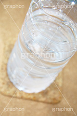 ミネラルウォーター,お水,飲み水,飲料,飲む,飲料水,冷たい,冷え,水滴,結露,飲み物,コースター,ドリンク,ペットボトル,ボトル,water,bottle