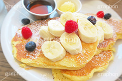 フルーツパンケーキ,フルーツ,シロップ,バター,ホットケーキ,パンケーキ,スイーツ,菓子,甘,焼き,料理,粉,フライパン,デザート,おやつ,グルメ,ベリー,バナナ,お菓子,カフェ,cafe,sweet,butter,berry,banana