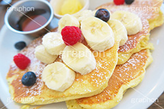 フルーツパンケーキ,フルーツ,シロップ,バター,ホットケーキ,パンケーキ,スイーツ,菓子,甘,焼き,料理,粉,フライパン,デザート,おやつ,グルメ,ベリー,バナナ,お菓子,カフェ,cafe,sweet,butter,berry,banana