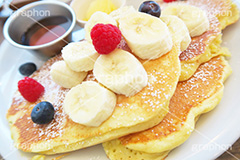 フルーツパンケーキ,フルーツ,シロップ,バター,ホットケーキ,パンケーキ,スイーツ,菓子,甘,焼き,料理,粉,フライパン,デザート,おやつ,グルメ,ベリー,バナナ,お菓子,カフェ,cafe,sweet,butter,berry,banana