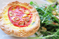 ツナとトマトのキッシュ,ツナ,トマト,キッシュ,tuna,tomato,bake,焼き,パン,サラダ,salad,たまご,卵,パイ,パイ生地,生地,朝食,ブレックファースト,breakfast,cafe,カフェ,洋食,お洒落,オシャレ,おしゃれ,女子力