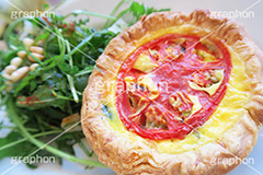 ツナとトマトのキッシュ,ツナ,トマト,キッシュ,tuna,tomato,bake,焼き,パン,サラダ,salad,たまご,卵,パイ,パイ生地,生地,朝食,ブレックファースト,breakfast,cafe,カフェ,洋食,お洒落,オシャレ,おしゃれ,女子力