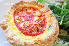 ツナとトマトのキッシュ,ツナ,トマト,キッシュ,tuna,tomato,bake,焼き,パン,サラダ,salad,たまご,卵,パイ,パイ生地,生地,朝食,ブレックファースト,breakfast,cafe,カフェ,洋食,お洒落,オシャレ,おしゃれ,女子力