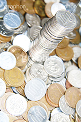 100円タワー,タワー,積み,小銭,お金,かね,円,日本円,マネー,金銭,日本のお金,お金がない,財産,返済,貯金,借金,両替,キャッシュ,現金,銭,100円,100円玉,百円,500円,500円玉,五百円,money,yen,coin,コイン,経理,事務,経済