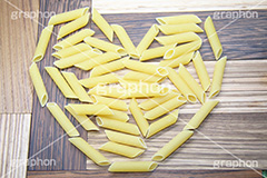 パスタでハート,ハート,heart,LOVE,ラブ,愛,恋,告白,ペンネ,アラビアータ,パスタ,食材,調理,乾麺,洋食,麺料理,麺類,ストック,pasta,cute,かわいい,可愛い,カワイイ,キッチン,kitchen,cooking,クッキング,プリ画,女子力,バレンタイン,valentine,propose,wedding,プロポーズ,ウェディング,ホワイトデー,whiteday