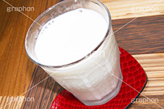 朝の一杯,牛乳,ミルク,milk,drink,一杯,飲む,飲み物,ドリンク,朝,morning,モーニング,グラス,健康,朝食