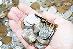 貯まった小銭,手,小銭,お金,かね,円,日本円,マネー,金銭,日本のお金,お金がない,財産,返済,貯金,借金,両替,キャッシュ,現金,銭,100円,100円玉,百円,500円,500円玉,五百円,money,yen,coin,コイン,経理,事務,経済,持つ,人物