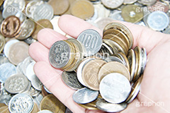 貯まった小銭,手,小銭,お金,かね,円,日本円,マネー,金銭,日本のお金,お金がない,財産,返済,貯金,借金,両替,キャッシュ,現金,銭,100円,100円玉,百円,500円,500円玉,五百円,money,yen,coin,コイン,経理,事務,経済,持つ,人物