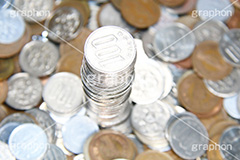 100円タワー,タワー,積み,小銭,お金,かね,円,日本円,マネー,金銭,日本のお金,お金がない,財産,返済,貯金,借金,両替,キャッシュ,現金,銭,100円,100円玉,百円,500円,500円玉,五百円,money,yen,coin,コイン,経理,事務,経済