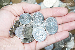 貯まった小銭,手,小銭,お金,かね,円,日本円,マネー,金銭,日本のお金,お金がない,財産,返済,貯金,借金,両替,キャッシュ,現金,銭,100円,100円玉,百円,500円,500円玉,五百円,money,yen,coin,コイン,経理,事務,経済,持つ,人物