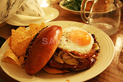 目玉焼き,たまご,卵,タマゴ,ジューシー,チップス,ハンバーガー,バーガー,トルティーヤ,チップ,サンド,パテ,洋食,ジャンク,ジャンキー,ビーフ,牛肉,パン,ジャンクフード,beef,hamburger