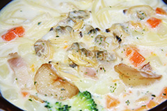 クラムチャウダー,あさり,アサリ,クリーム,スープ,パスタ,ベーコン,ブロッコリー,ジャガイモ,じゃがいも,にんじん,ニンジン,コンビニ,洋食,ソース,麺料理,麺類,チン,冬,温か,あったか,winter,soup