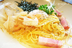 和風カルボナーラ,和風パスタ,パスタ,pepper,bacon,ベーコン,厚切り,温泉卵,たまご,玉子,卵,かつお節,鰹節,かつおぶし,クリーム,cream,かいわれ,醤油,しょうゆ,和風,洋食,麺料理,麺類,釜揚げ,のり,海苔,pasta